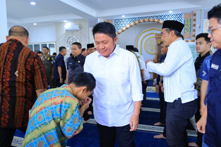 Gubernur Herman Deru Sholat Jumat di Masjid Al-Hayza, Perkuat Spiritualitas dan Kebersamaan ASN