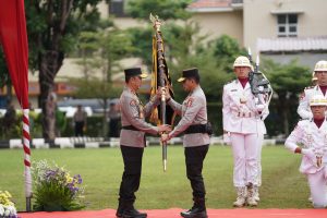 Polda Sumsel Gelar Farewell Parade, Irjen Sandi Nugroho Resmi Disambut, Irjen Andi Rian Dilepas Penuh Haru