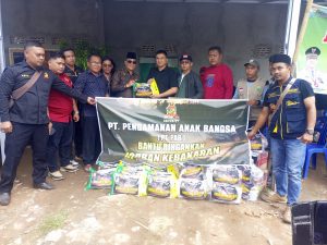 Direktur PT Pengamanan Anak Bangsa (PAB) H. Jamak Udin SH Salurkan Bantuan Korban Kebakaran Pasar Sungki Kertapati
