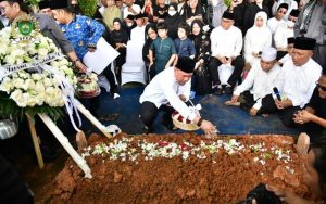 Ribuan Pelayat Padati Jalan Merdeka, Ketua DPRD Sumsel Beri Penghormatan Terakhir
