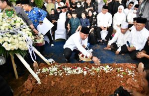 Ribuan Pelayat Padati Jalan Merdeka, Ketua DPRD Sumsel Beri Penghormatan Terakhir