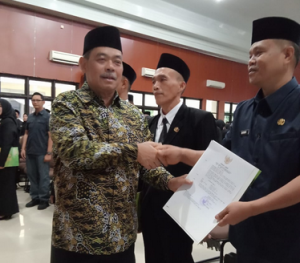 Bursah Zarnubi Lantik Kepala Sekolah se-Lahat, Ini Tugas Berat yang Diberikan!
