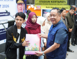 Cik Ujang Lepas Ribuan Pemudik Gratis, Suasana Haru Warnai Stasiun Kertapati