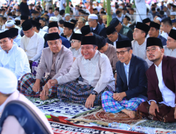 Momentum Idul Fitri, Herman Deru dan Cik Ujang Sholat Bersama Warga di Masjid Agung