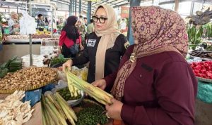 Turun Langsung ke Pasar, Eva Susanti Pastikan Harga Pangan Muara Enim Aman!