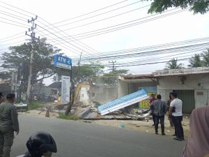 10 Kios Liar di Jalur Hijau Palembang Dirobohkan, Isu Mafia Tanah Mencuat!