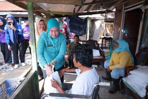 Dewi Sastrani Turun Langsung ke TPA Sukawinatan, Warga Terima Bantuan Sembako