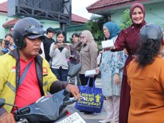 Ramadan Penuh Berkah! Dewi Sastrani Bersama RA Group Bagi Ratusan Takjil Gratis di Palembang