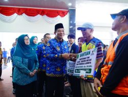 Bupati Toha Bagikan THR ke Ribuan Warga Muba, Dari Tukang Ojek hingga Pemulung