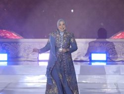 Dewi Sastrani Tampil Memukau di Fashion Show Wastra Sumsel, Songket Kembang Simbar Ketuyut Jadi Sorotan
