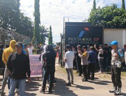 Demo di Gerbang Pertamina Adera Field, Warga Tuntut Rekrutmen Kerja Dibuka Terang-Terangan