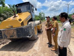 Instruksi Bupati Langsung Bergerak! Jalan Rusak di Mendis Jaya Diperbaiki Lewat Gotong Royong
