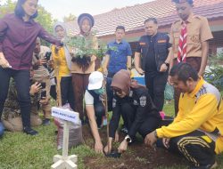 Wabup Widia Ningsih Turun Tangan Tanam Pohon di SMPN 1 Lahat Selatan, Gaungkan Sekolah Asri