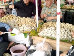 Blusukan ke Pasar 16 Ilir, Agung Firman Sampurna Nikmati Pempek Tumpah dan Sapa Pedagang