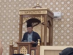 Ribuan Jamaah Padati Islamic Center Prabumulih, Wali Kota Arlan Serahkan Hewan Kurban