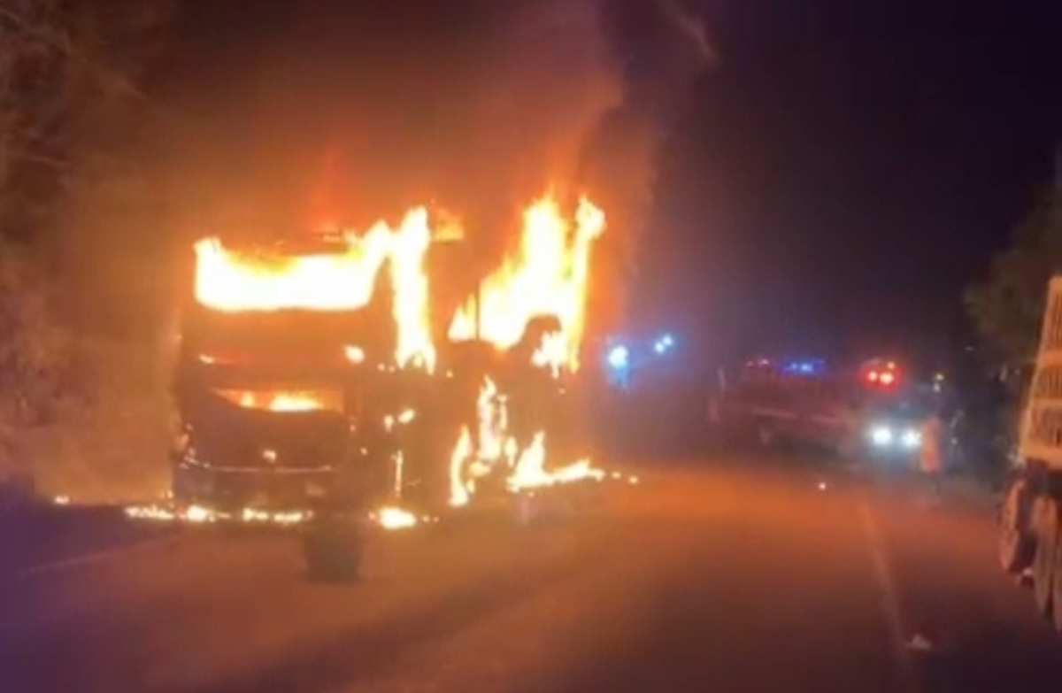Bus AKAP PO Palala nomor polisi BA 7035 PU jurusan Jakarta-Padang terbakar di Jalintim Palembang–Jambi