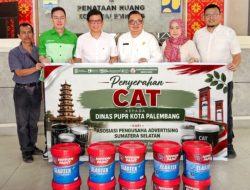 Sambut HUT Palembang, Pengusaha Advertising Sumsel Serahkan Bantuan Cat untuk Percantik Trotoar