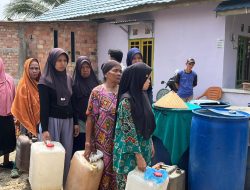 Tanggap Bencana Kekeringan, YBM PLN UID S2JB Salurkan Air Bersih untuk Warga Sukamulya Palembang