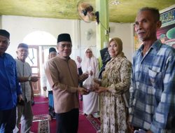 Wabup H Ardani Serahkan Daging Qurban dalam Beruma Meranjat Wisata Religi Syiar Qurban 2026