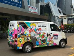 Sambut HUT ke-36, JNE Sulap Armada Pengiriman Jadi Galeri Seni Berjalan Bersama Muklay